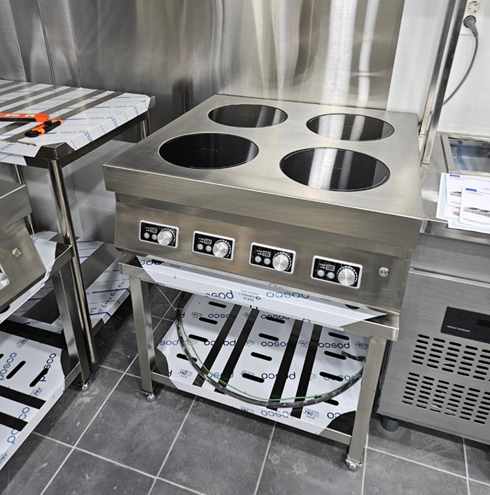 Lắp đặt 2 bếp từ công nghiệp 4 họng loại để bàn cho khách