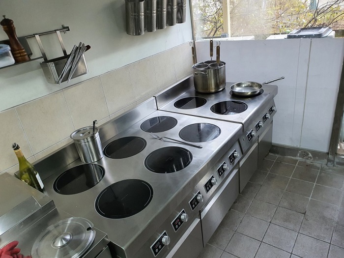 Lắp đặt bếp từ công nghiệp 4 họng và 6 họng cho khách