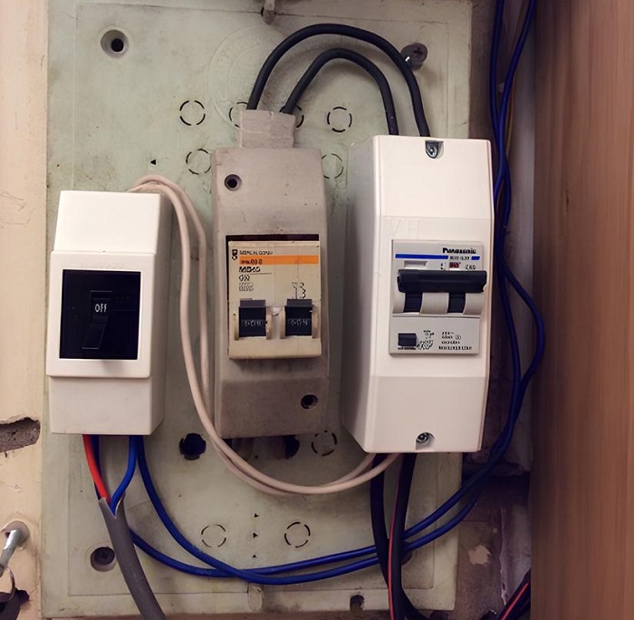 Nguyên nhân khiến bếp từ bật lên bị nhảy Aptomat